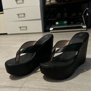Black sandal wedge